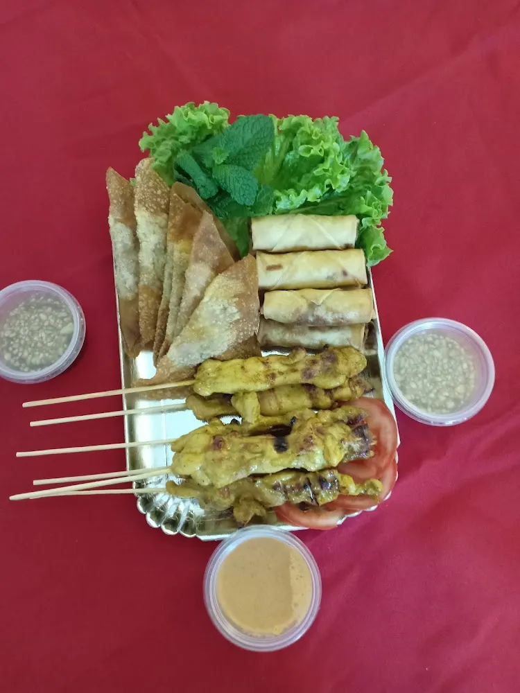 Plateau Apéritif Nems Au Porc Brochettes de Poulet